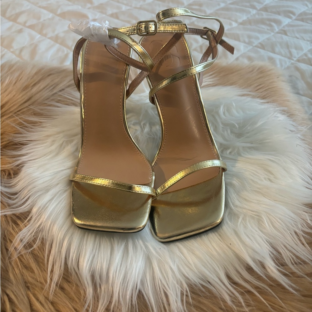 GOLD SEXY SCULPTURAL HEEL. - Picture 2 of 8